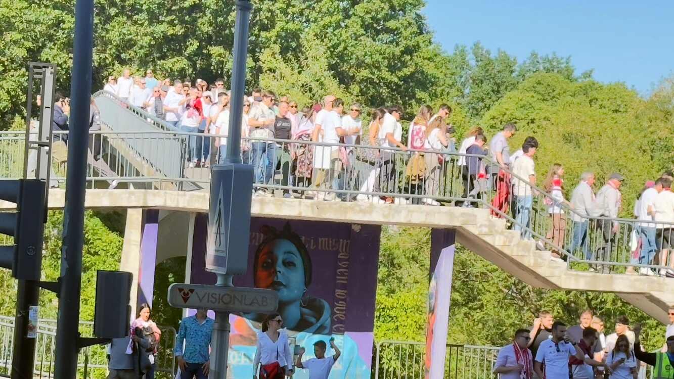 Riadas de aficionados apuran su llegada al Reino de León.
