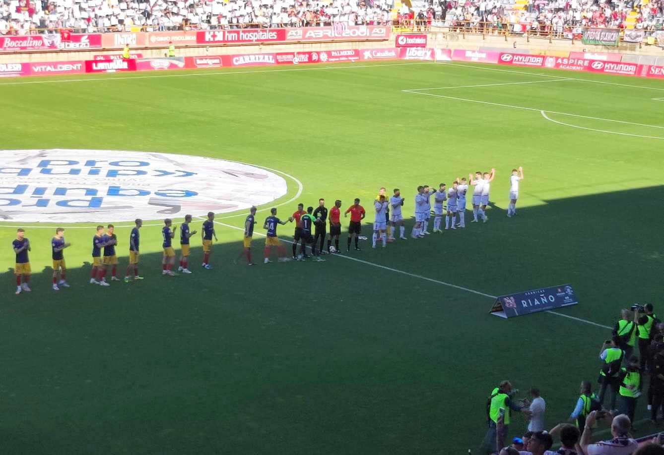 Ya están los dos equipos sobre el terreno de juego...