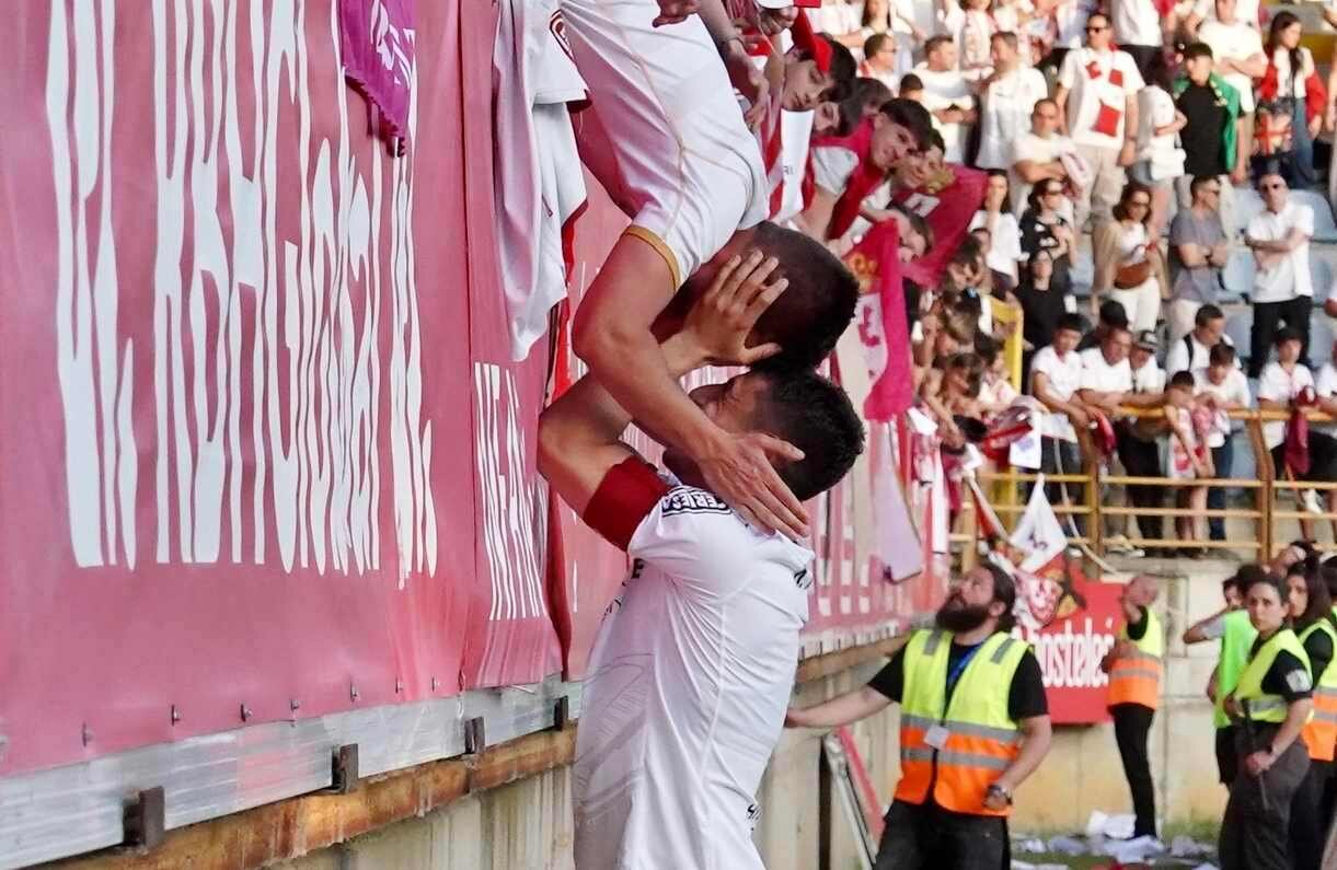 Aficionados de la Cultural celebrando el ascenso de categoría con su equipo. Foto: Campillo