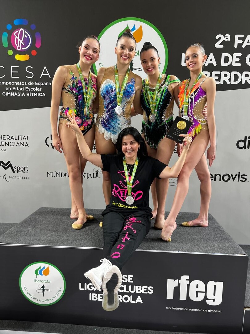 Ruth Fernández, junto con sus pupilas en el podio de Sagunto.