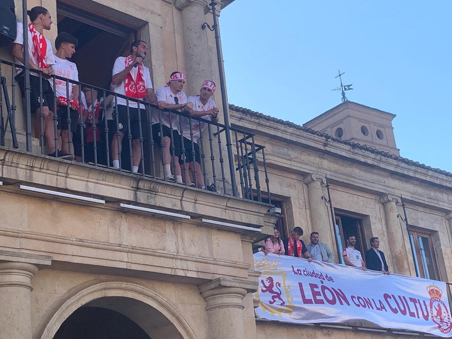 Los balcones del Ayuntamiento se han quedado pequeños.