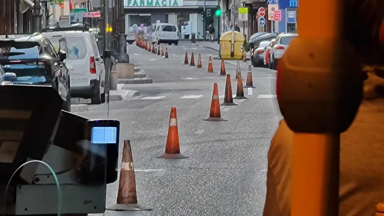 Un bus urbano transita por Suero de Quiñones con serios problemas para avanzar.