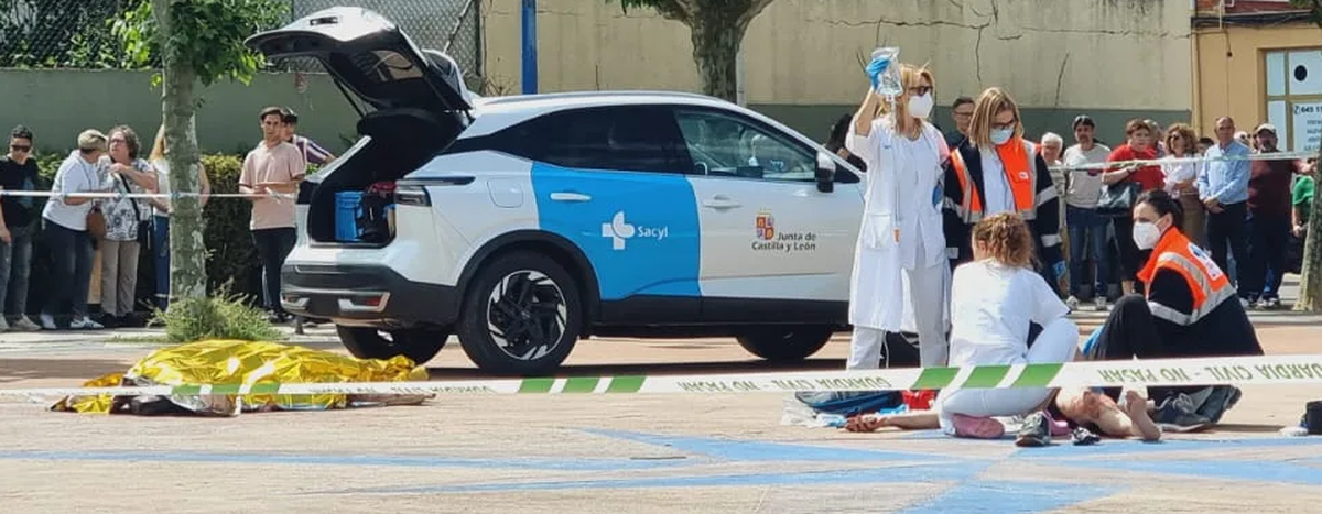 Escena del suceso en una imagen publicada por Bierzo24h y en la que se aprecia al hombre herido siendo atendido por los equipos de emergencias.