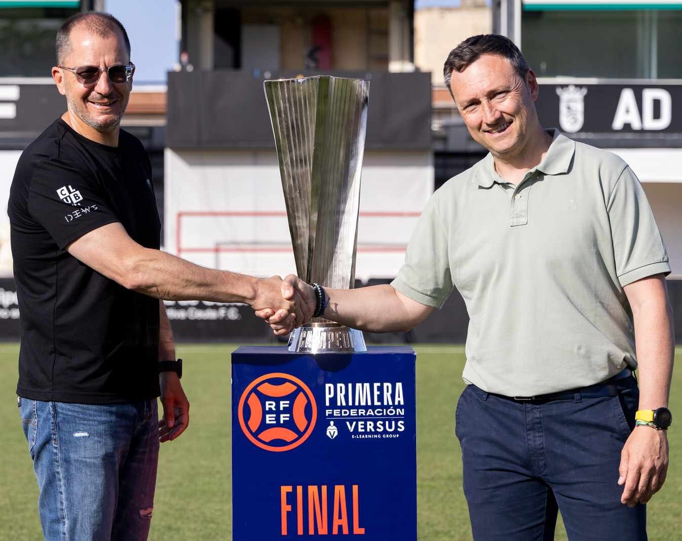 Los entrenadores de Ceuta y Cultural junto al trofeo que hoy se decide.