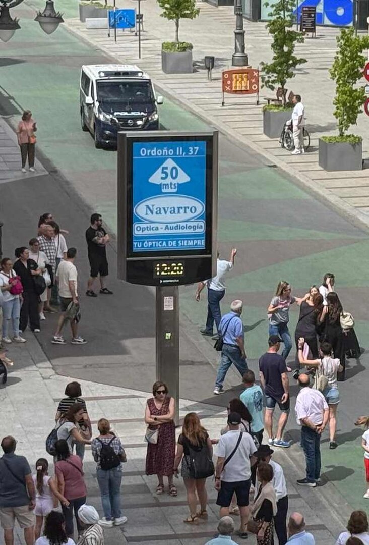 Efectivos de la Policía Nacional llegan al lugar del suceso mientras sucede la trifulca.