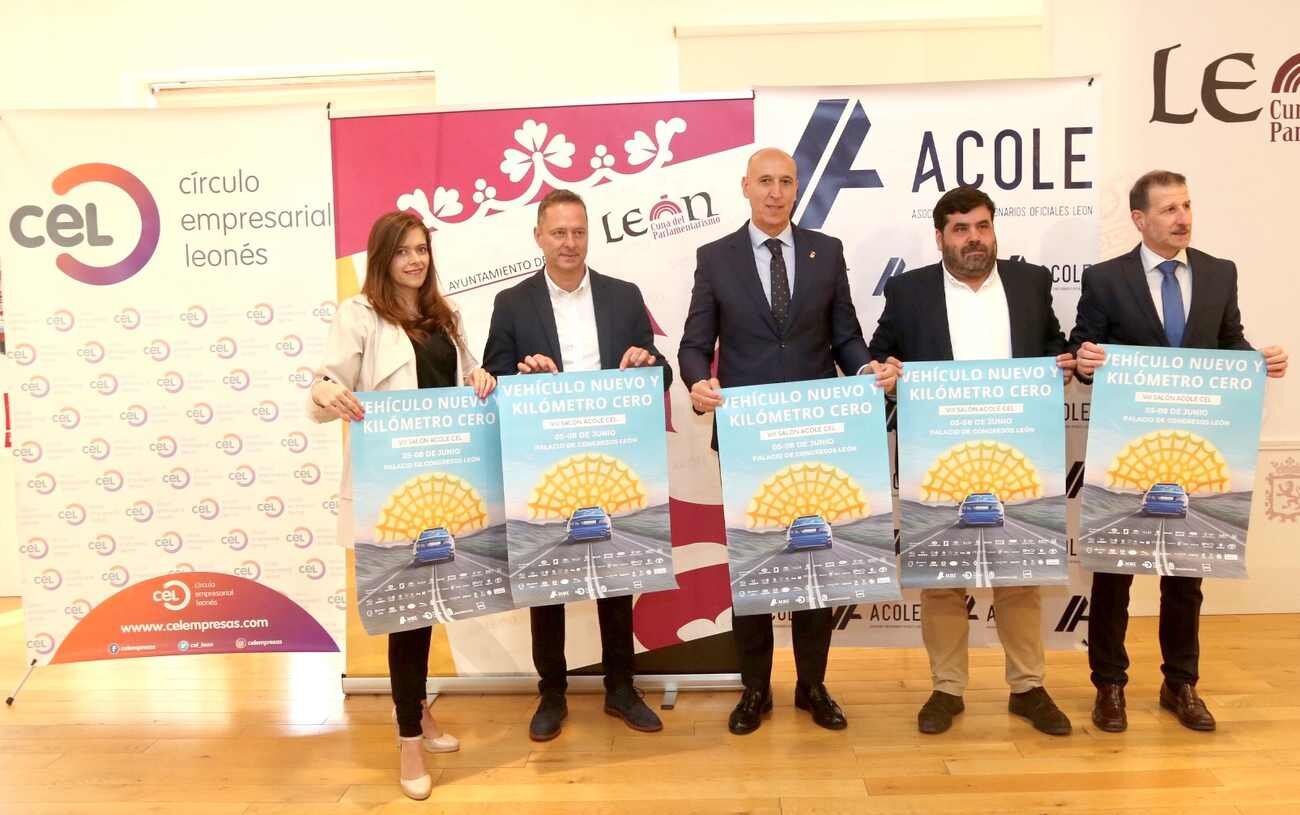 Responsables de la feria posan junto al alcalde de León, José Antonio Diez.