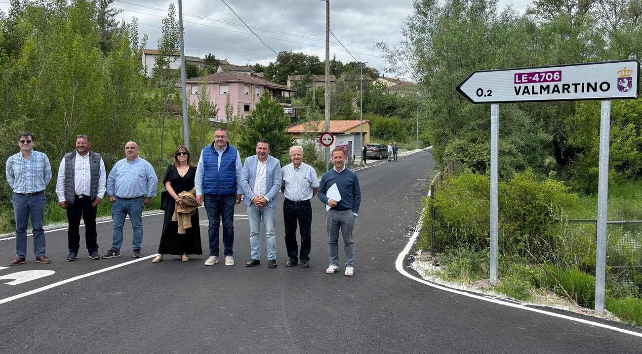 Foto de familia en la inauguración de las mejoras en el vial.