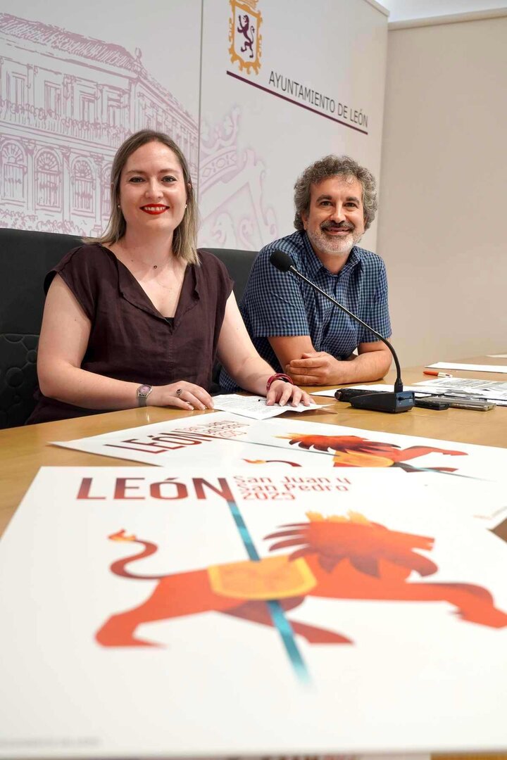 La concejala de Fiestas, Camino Orejas, y el técnico municipal, Óskar Álvarez, presentan la programación de las fiestas de San Juan y San Pedro 2025