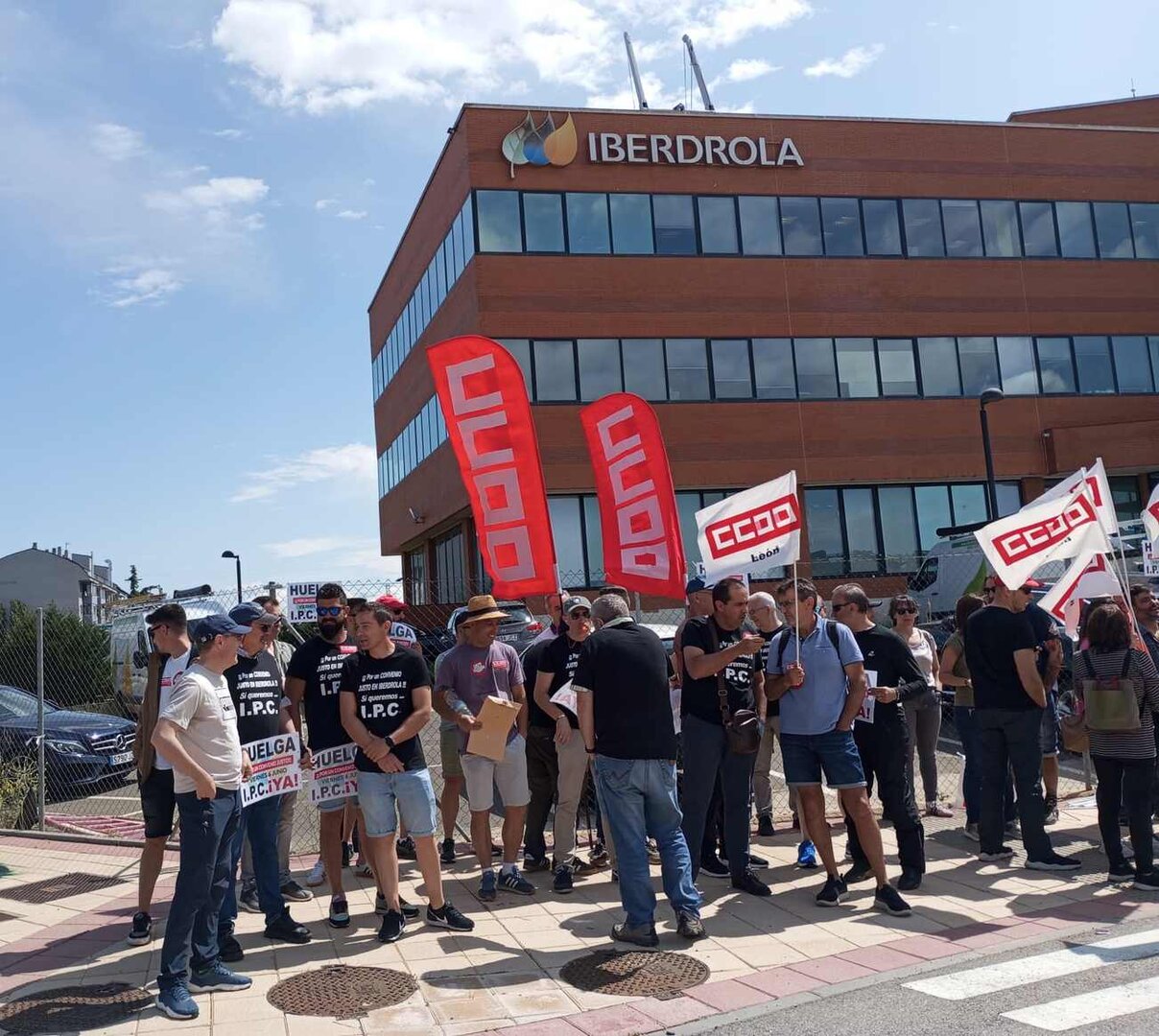 Un instante de la concentración ante las oficinas de Iberdrola en León.