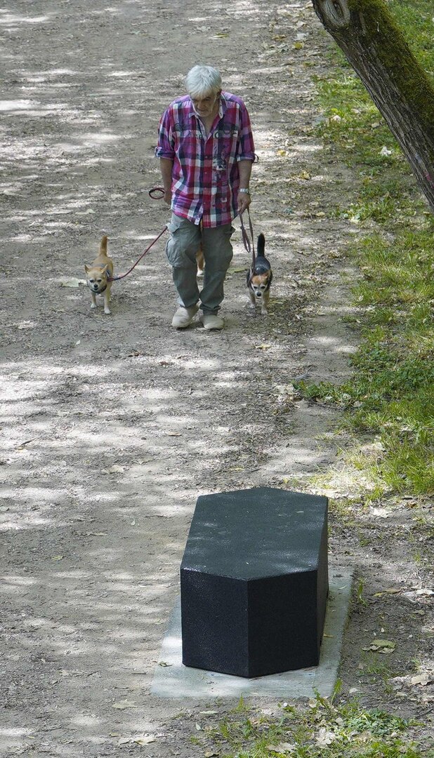 Bancos nuevos puestos en el paseo del río Sil a su paso por Ponferrada. Foto: César Sánchez