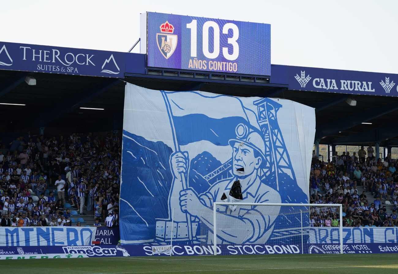 Enorme pancarta recordando los 103 años de la Ponfe...