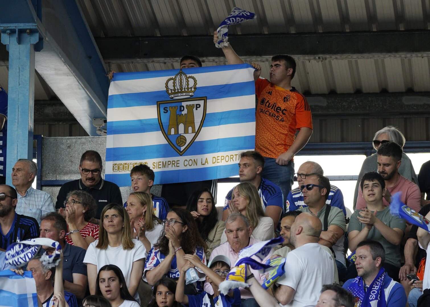 La afición de la Ponferradina no deja de animar a su equipo...