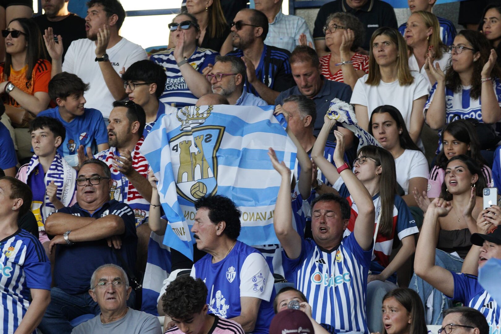 La grada, impresionante en El Toralín.