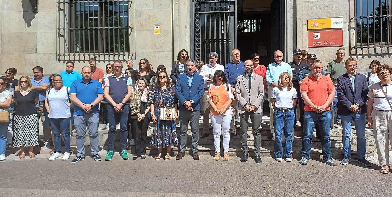 Un instante del minuto de silencio guardado ante la Subdelegación del Gobierno.