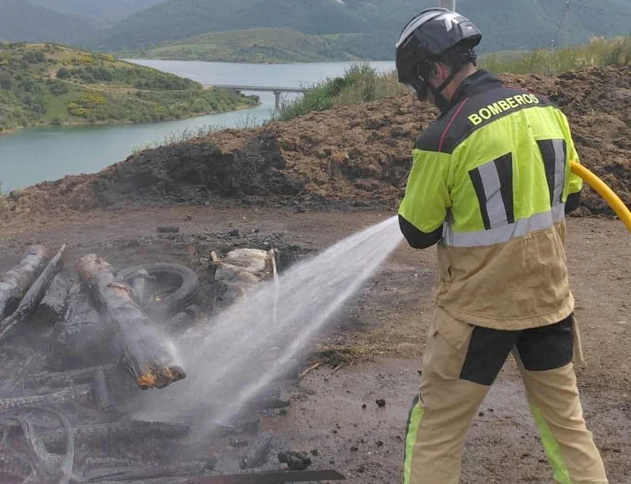 Bomberos del Sepeis en el lugar de la intervención.