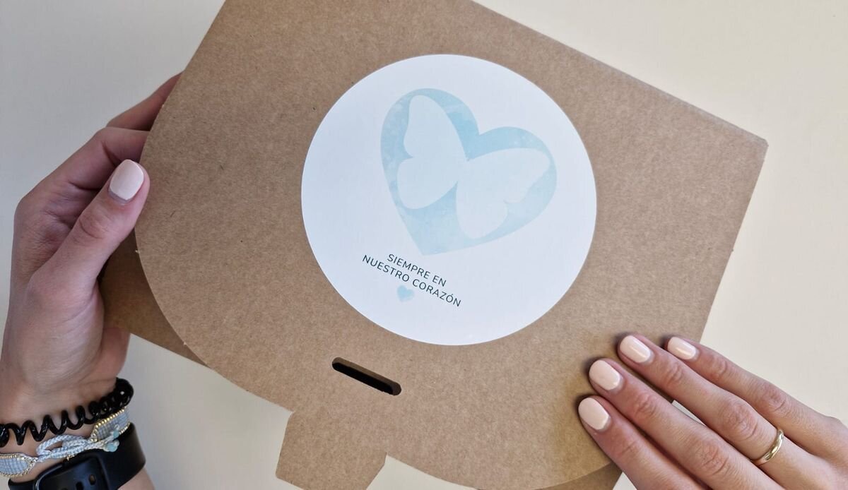 Caja de duelo que entregan los hospitales para ofrecer apoyo emocional a las familias que sufren la pérdida de su bebé. Foto: Ical.