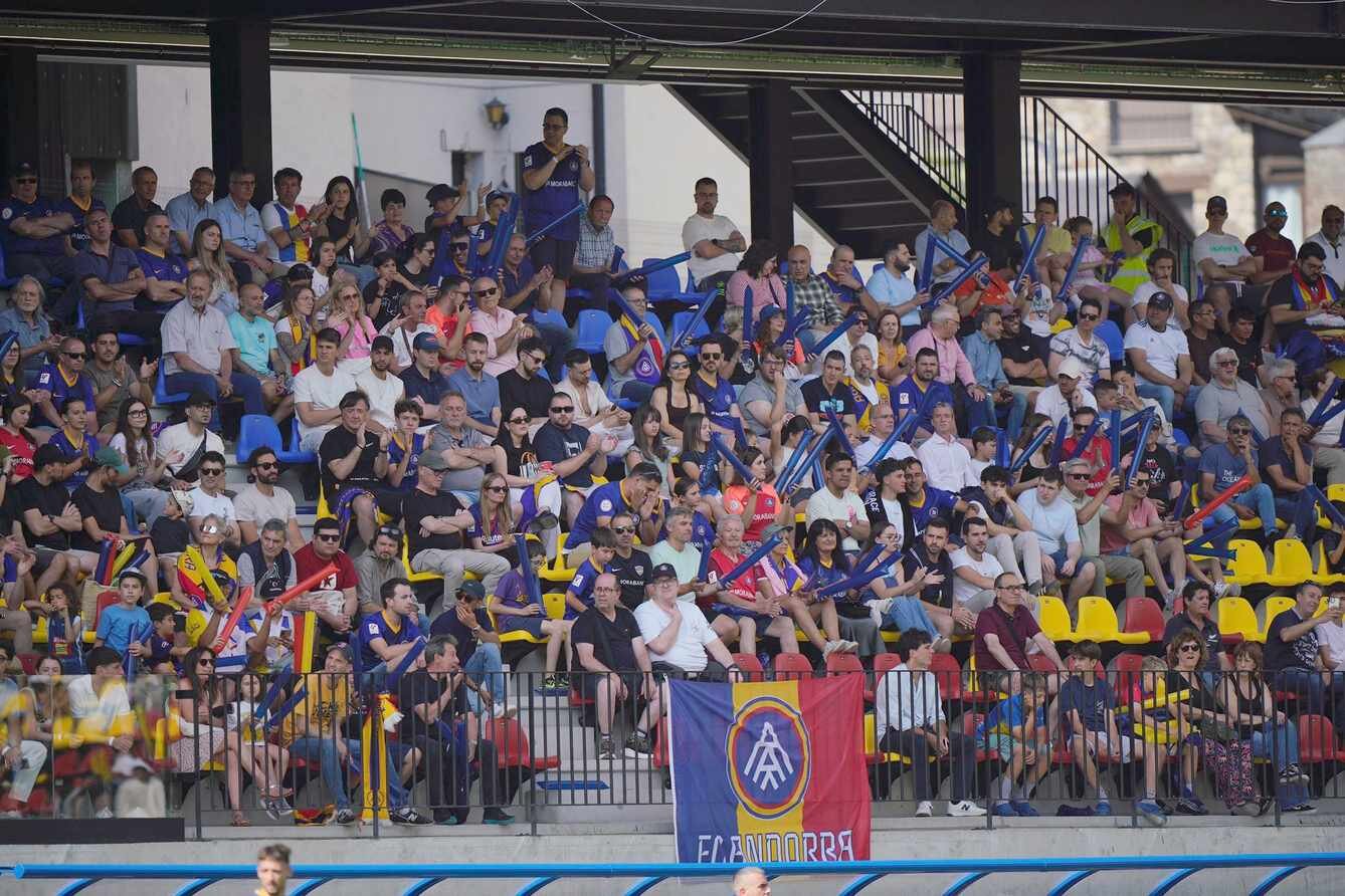 La afición local, congelada tras el gol...