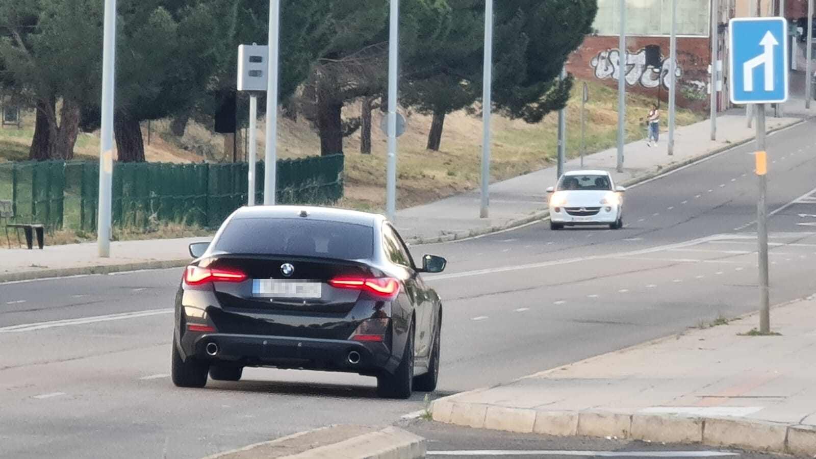 Desde este lunes, los dos nuevos radares fijos instalados en León ya disponen de cámara de control de velocidad validada y están en disposición de sancionar a los vehículos que superen los límites establecidos.