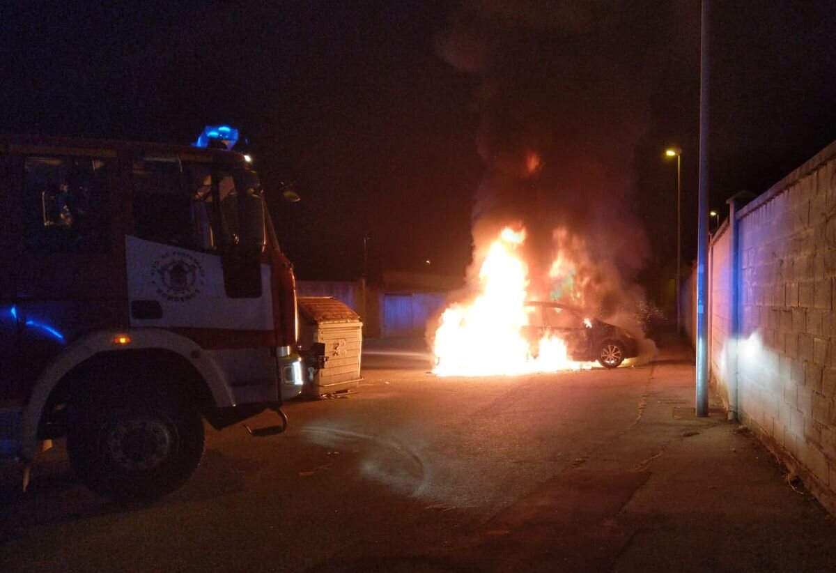 Intervención de los Bomberos de Ponferrada para sofocar las llamas del vehículo
