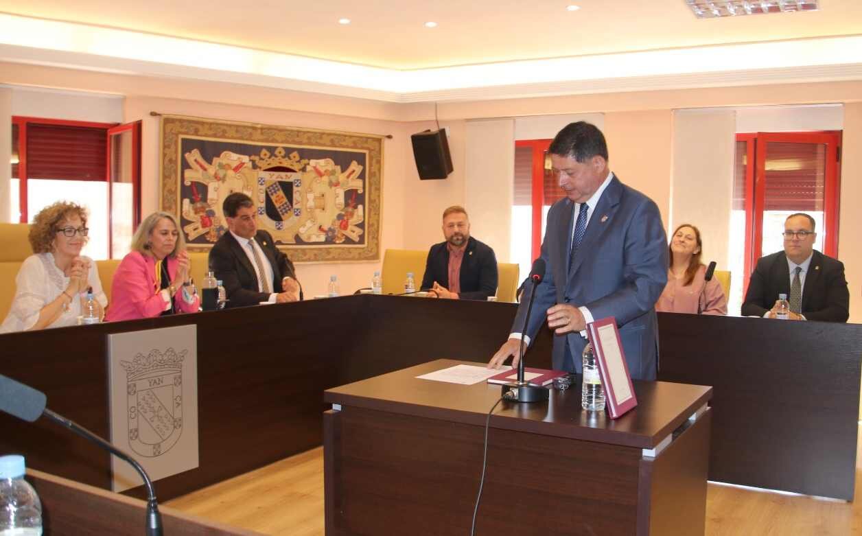 José Jiménez asume la alcaldía de Valencia de Don Juan y devuelve el bastón de mando al PP