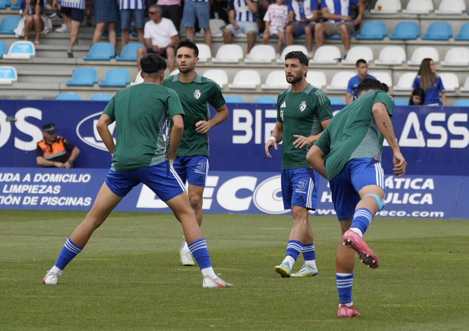 La plantilla de la Ponferradina, en el calentamiento.