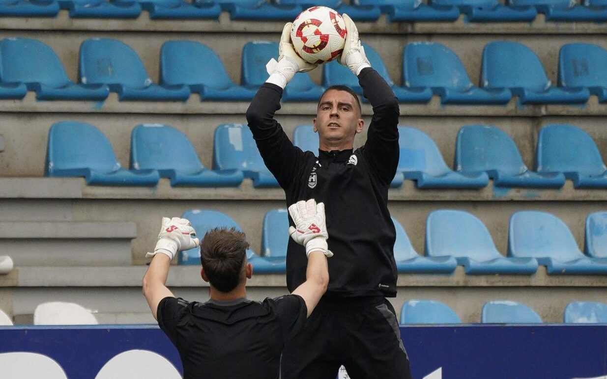 Los porteros blanquiazules, durante el calentamiento.
