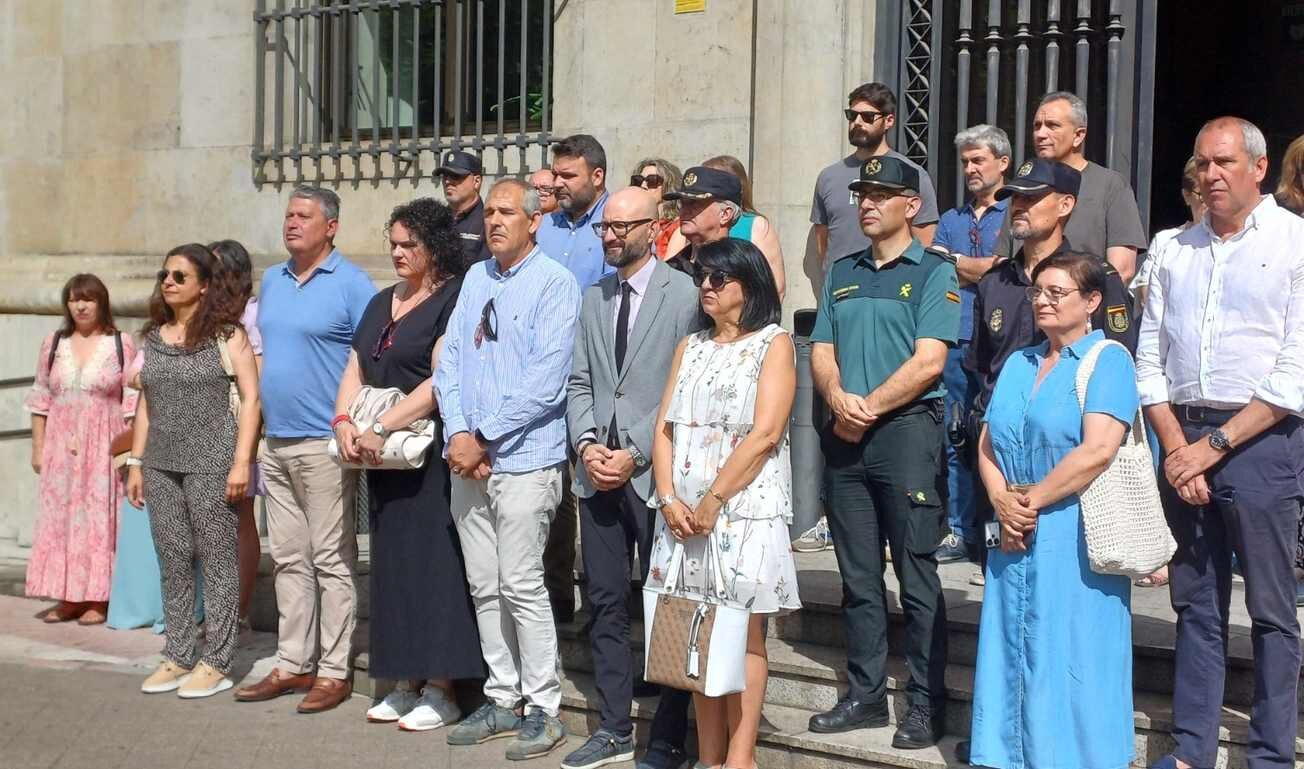 Imagen del minuto de silencio en la Subdelegación del Gobierno de León.