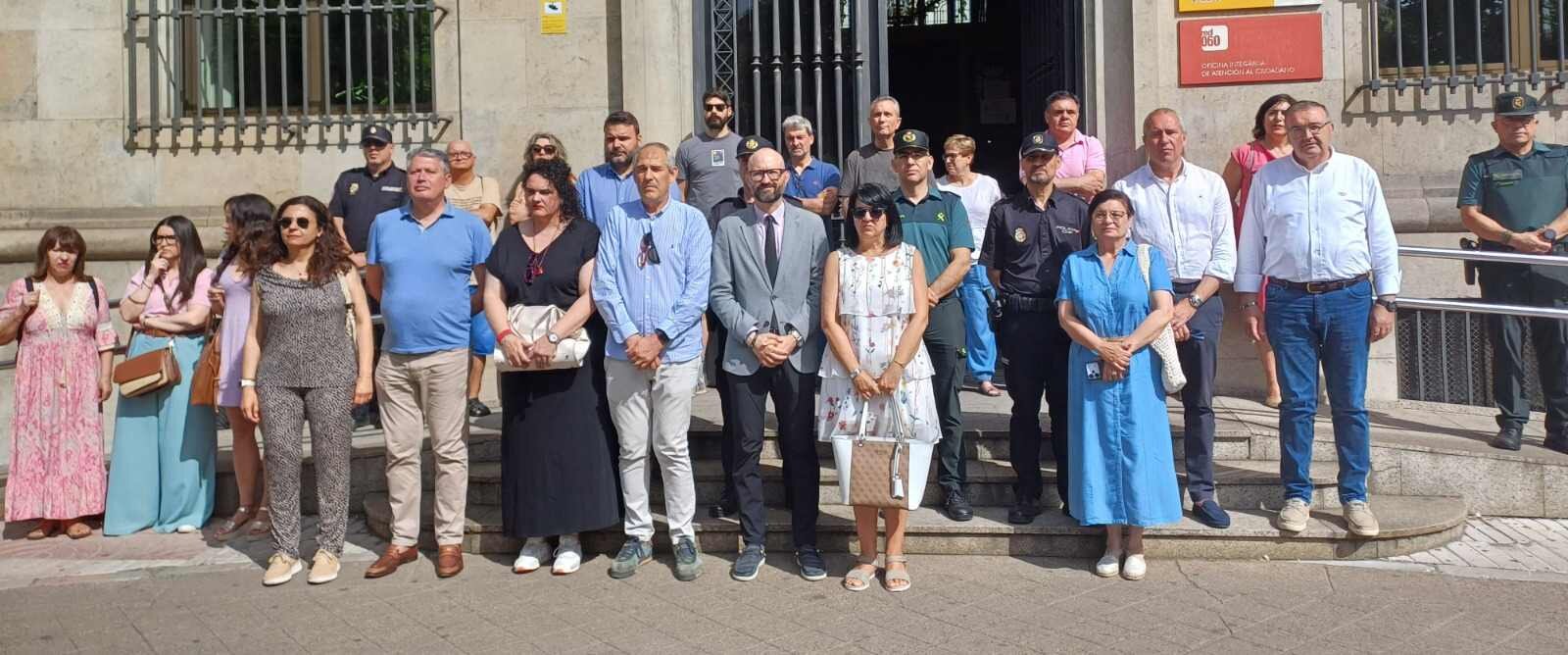 Imagen del minuto de silencio en la Subdelegación del Gobierno de León.