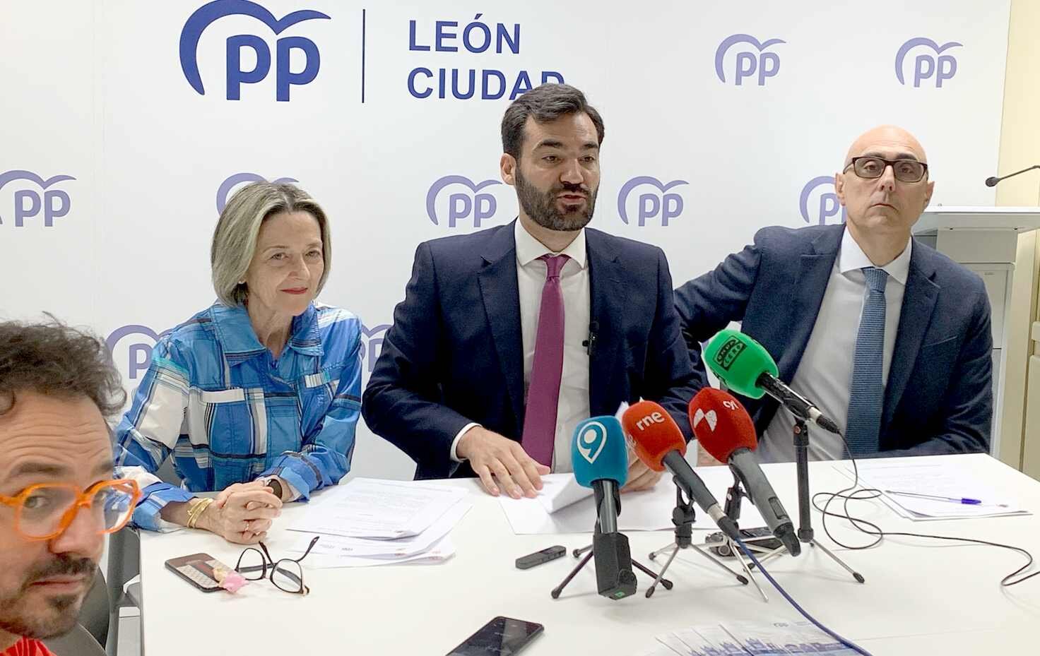David Fernández, en el centro, durante la rueda de prensa ofrecida este miércoles.