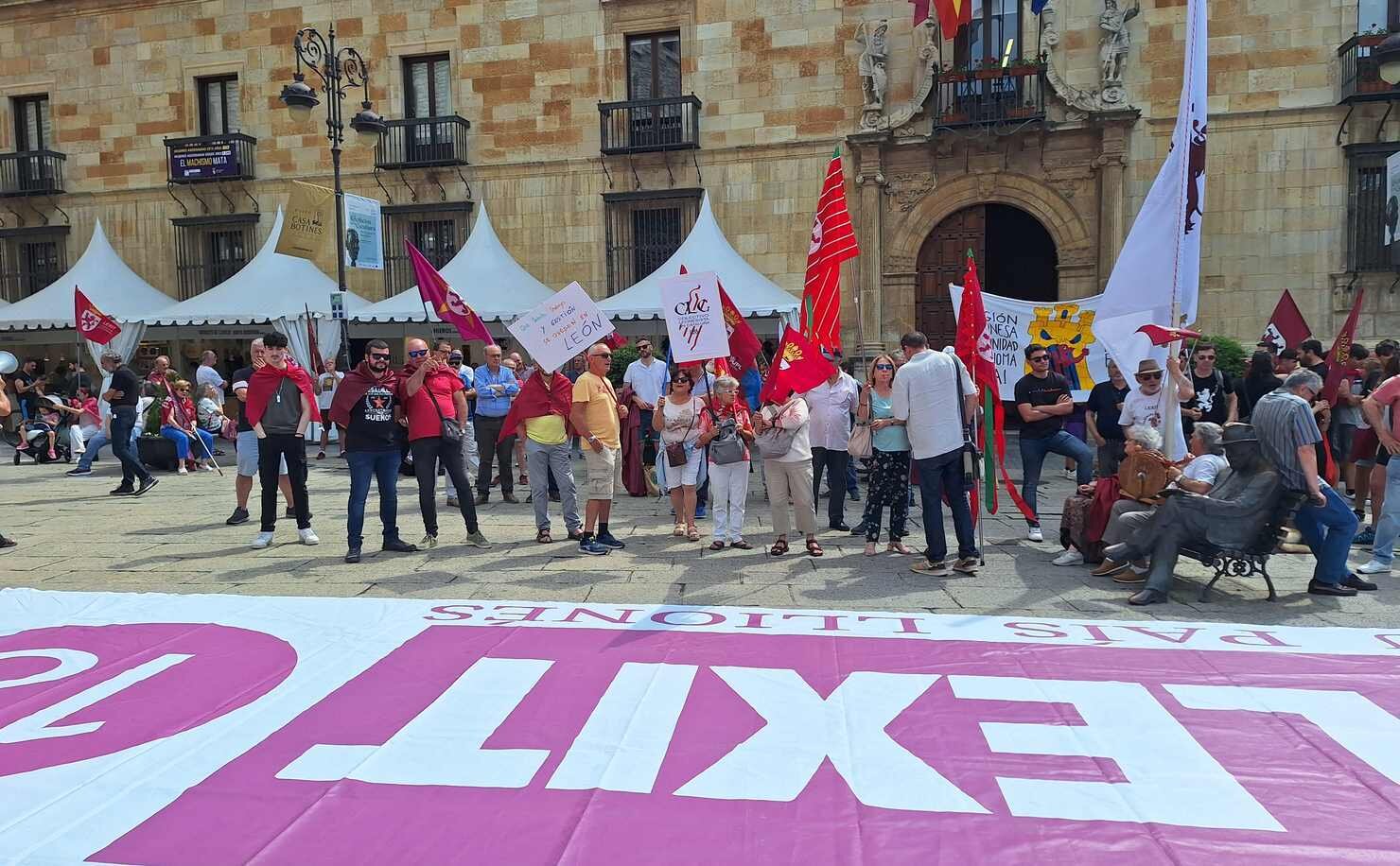 Concentración ante Diputación a los seis meses de la votación autonomista.