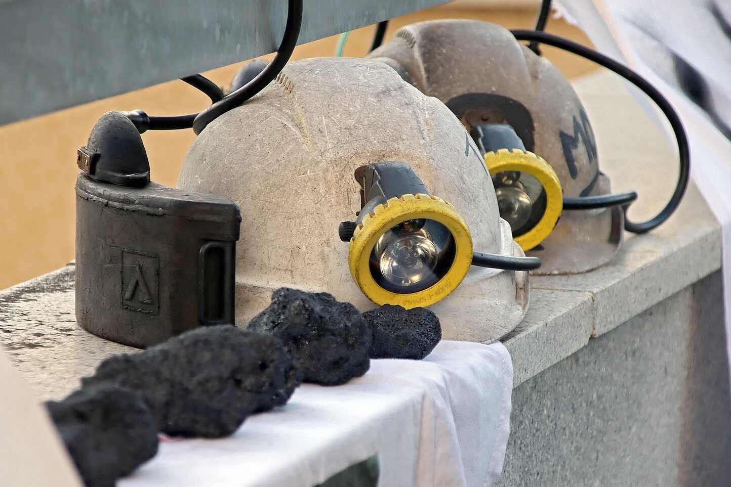 Familiares y amigos de las víctimas se concentran a la puerta de los juzgados de León. Foto: Peio García