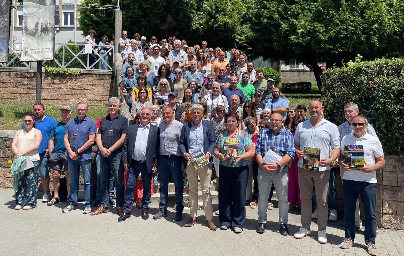 Los participantes en GeoLaciana posan en la inauguración oficial.