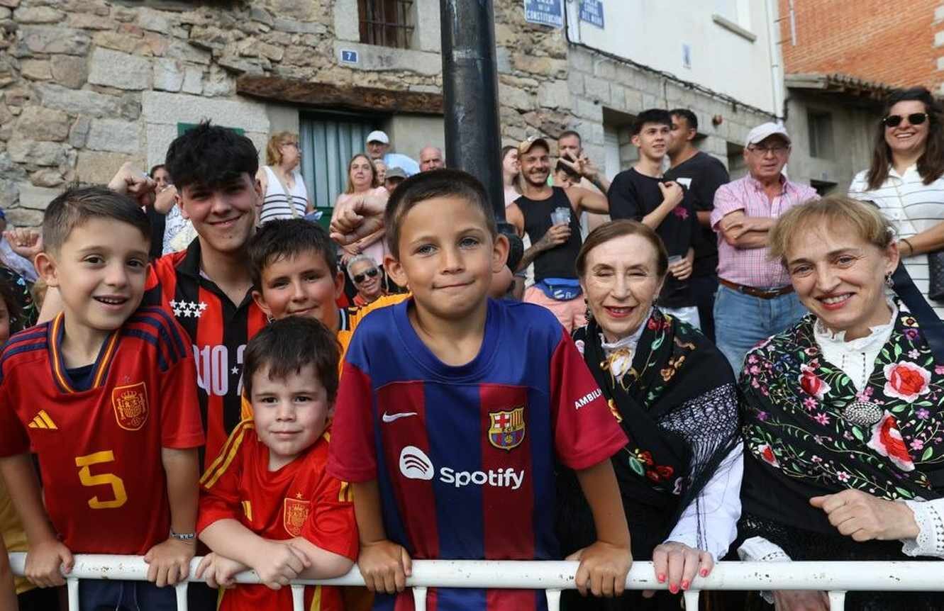 Aficionados de la pequeña localidad presenciando el sorteo.