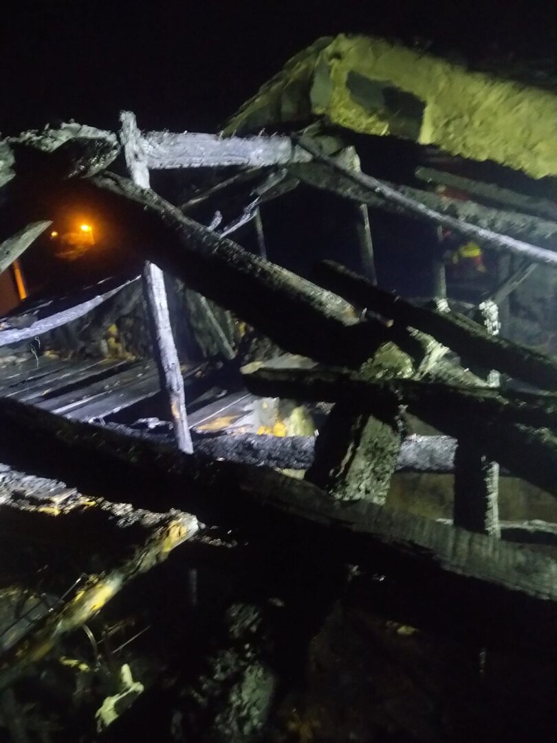 Vivienda calcinada tras un incendio en San Andrés de Montejos. Foto: Sepeis Ponferrada