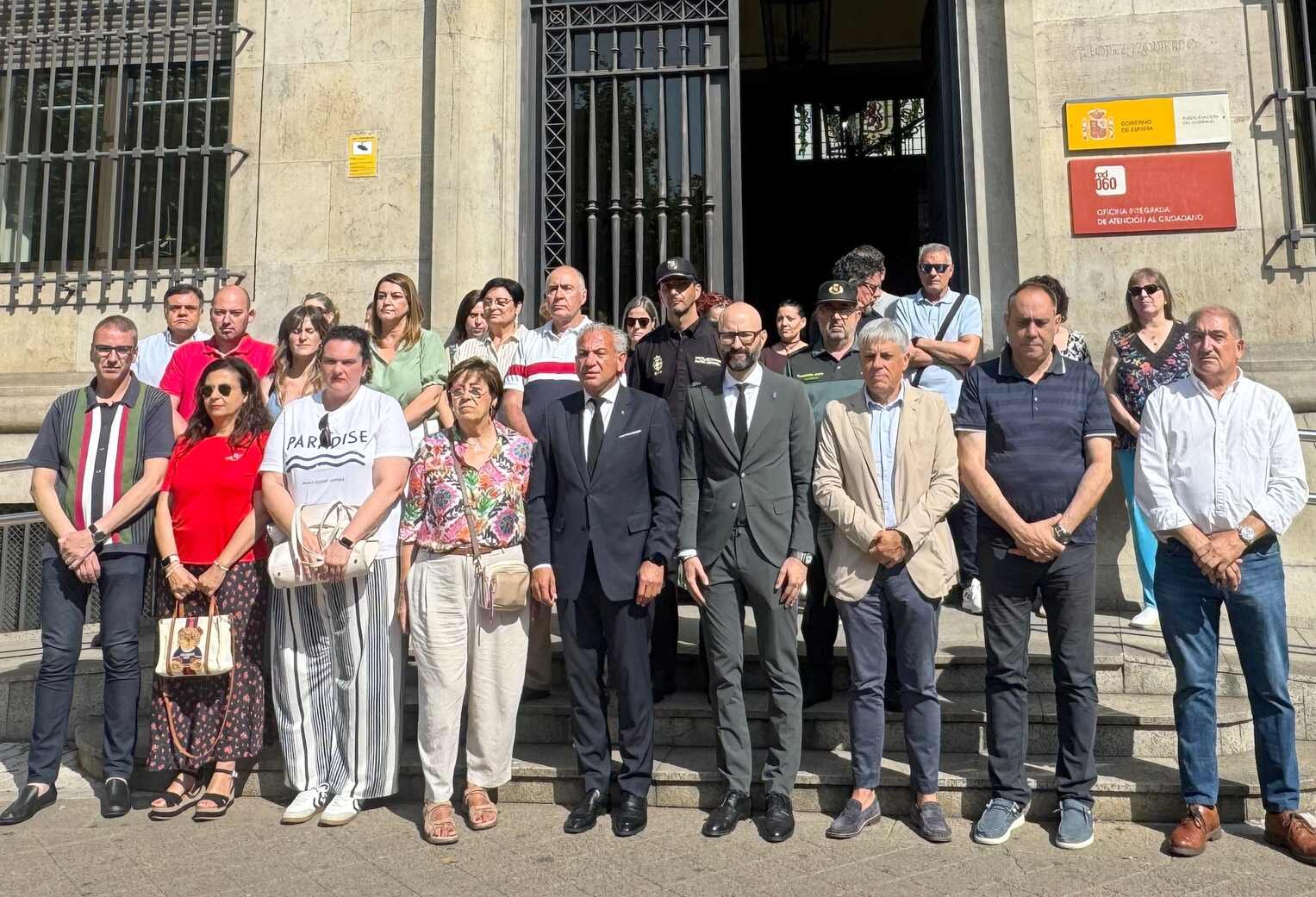 Autoridades y representantes institucionales durante el minuto de silencio de este jueves.