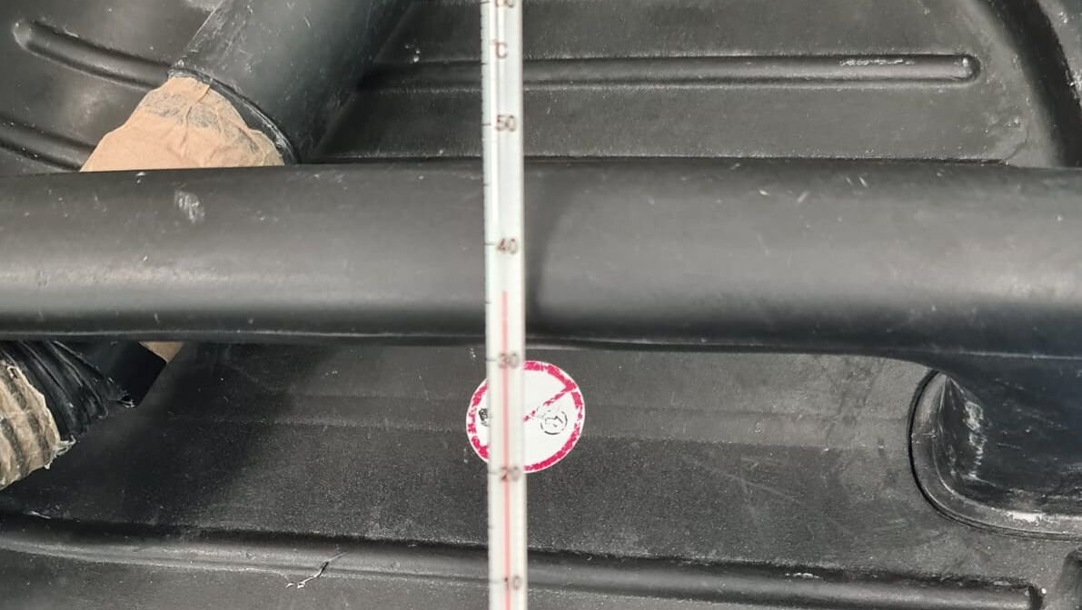 EL comité de empresa de León Farma remite esta foto con un termómetro superando los 35 grados.