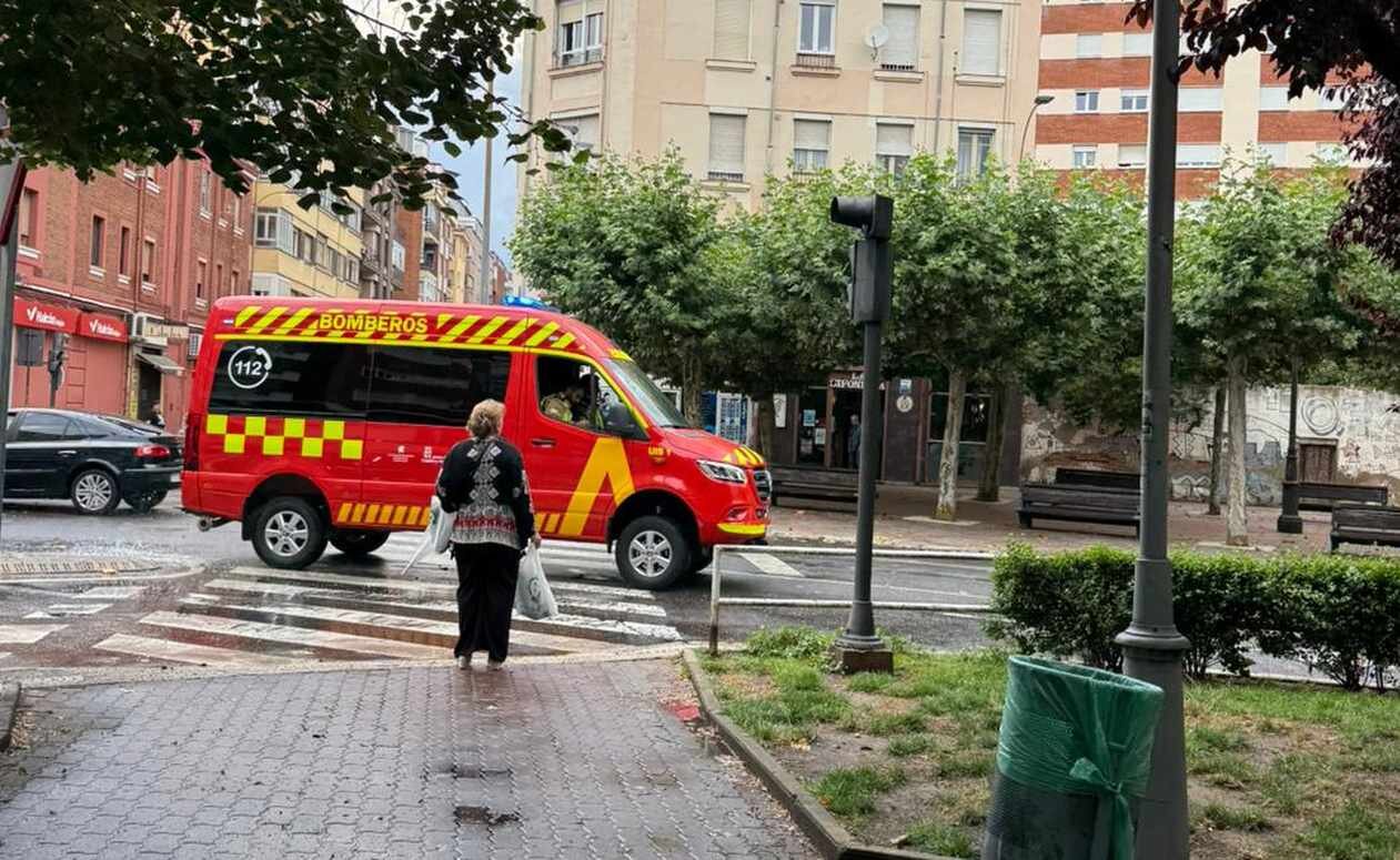 Bomberos de León se dirigen hacia una emergencia.