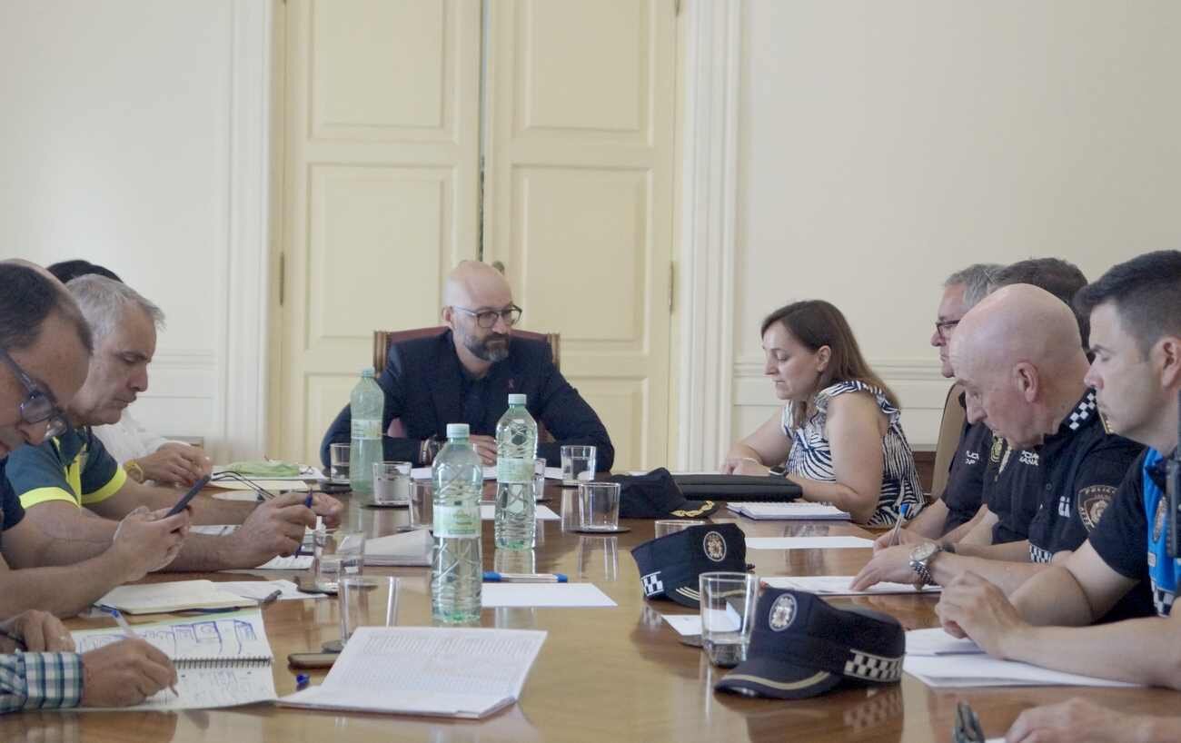 El subdelegado del Gobierno en León, durante la reunión de trabajo por la Operación Salida.