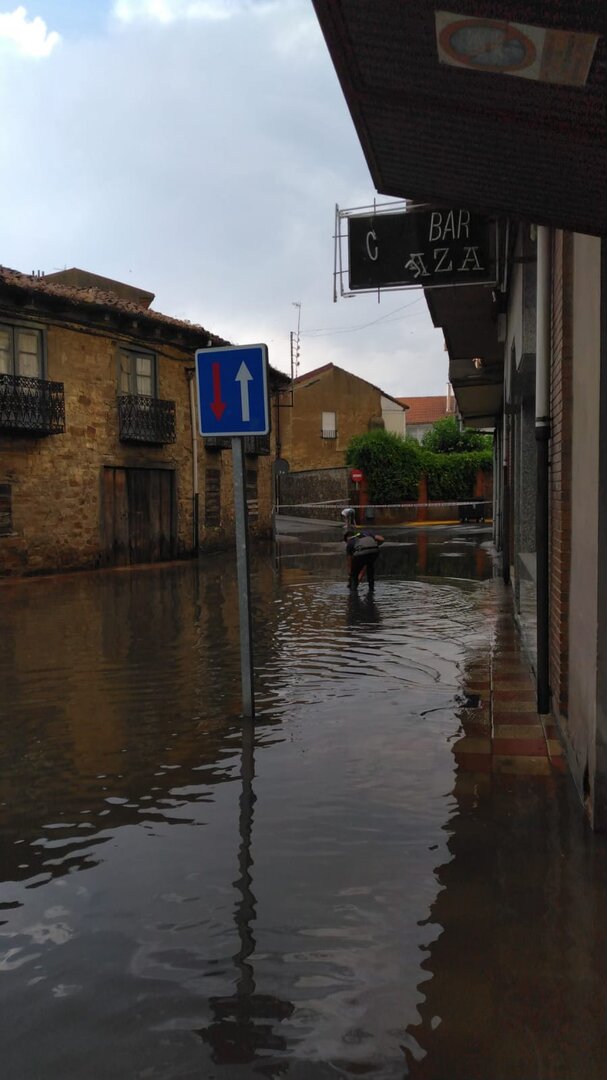 Las tormentas causaron en la tarde noche del viernes inundaciones en varias zonas de La Bañeza y Jimenez de Jamuz. Foto: Sepeis