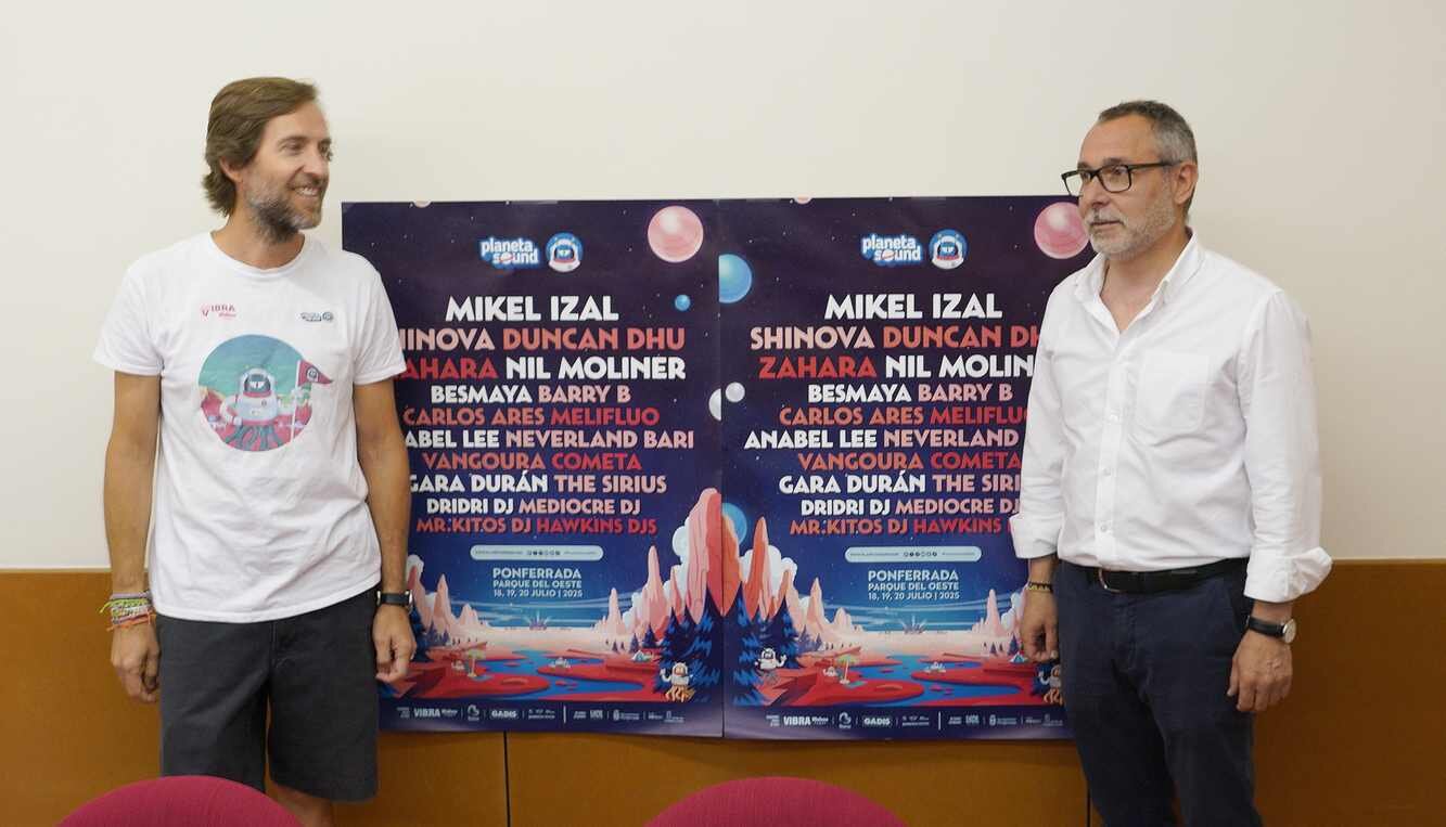 El concejal de Fiestas del Ayuntamiento de Ponferrada, Carlos Cortina (D), durante la presentación del festival Planeta Sound junto a su director, Ángel Escuredo (I). Foto: César Sánchez
