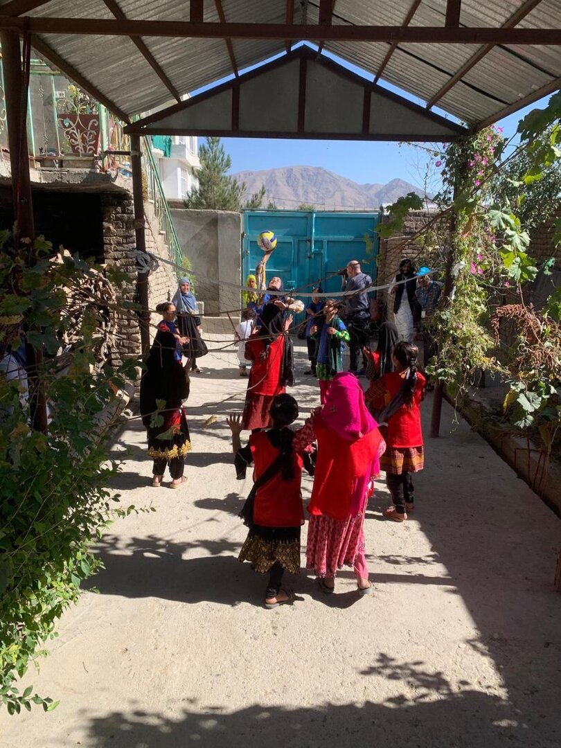 Un grupo de niñas afganas juegan al voleibol en un espacio seguro de Maidan Wardak. Foto: Alfonso F. Reca