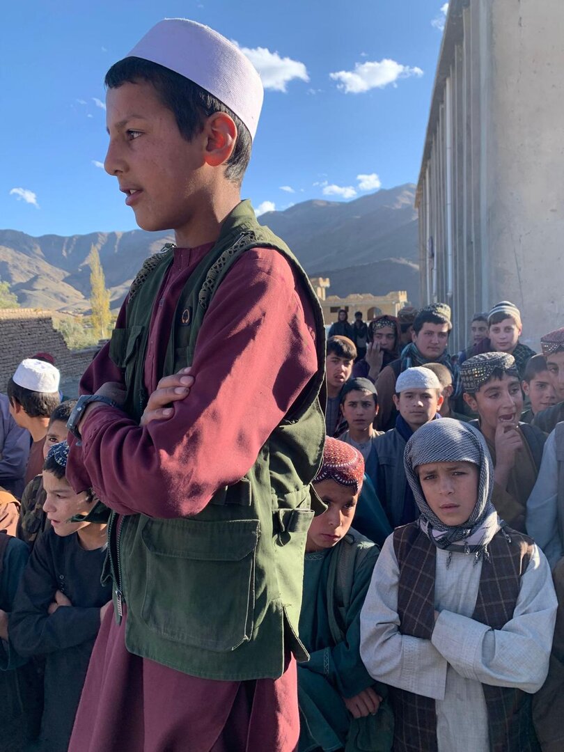 Un alumno del colegio Abobaker Sediq del distrito de Jalrez, recita versos del Corán ante sus comapañeros. Foto: Alfonso F. Reca