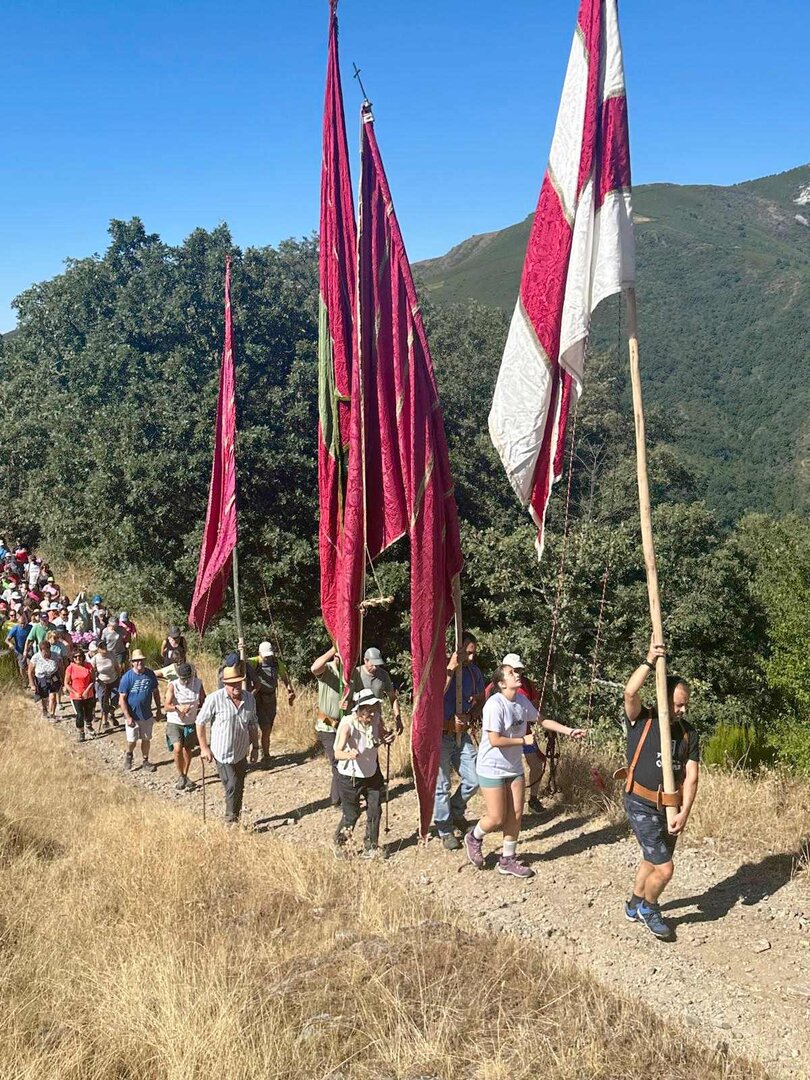 Pendones tradicionales durante una de las celebraciones en Murias de Paredes.