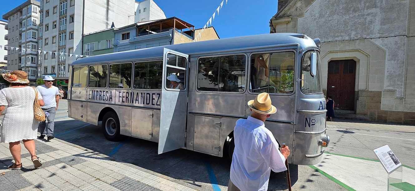 Un vecino observa el singular autobús que originariamente recorría la provincia de León.