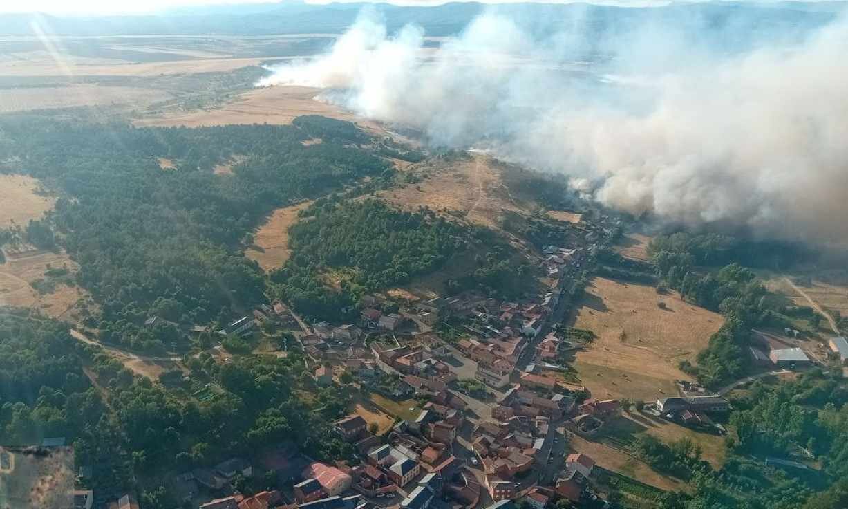 Imagen del avance del fuego sobre las localidades próximas.