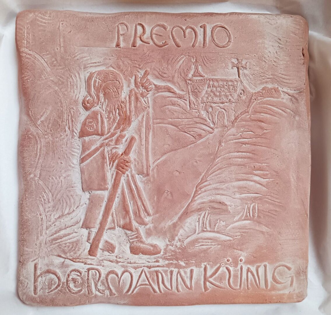 Terracota que representa a un peregrino medieval que avanza hacia Compostela, inspirada en la ilustración de la guía de  Hermann Künig publicada en Leipzig en 1521, que se entregará como distintivo del Premio Hermann Künig de la Hospitalidad.