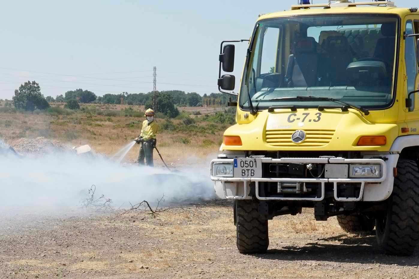 Incendio junto al cementerio vecinal de Trobajo del Camino. Foto: Campillo