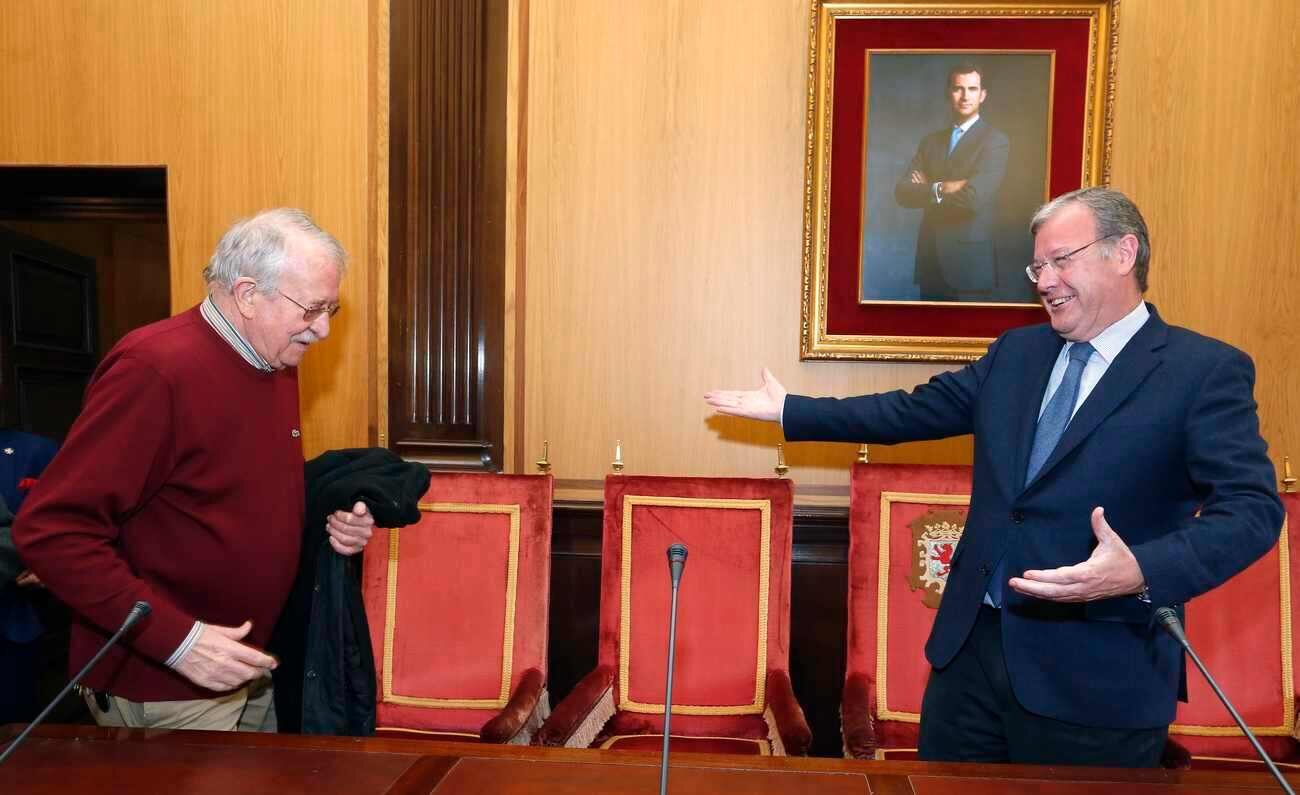 El alcalde de León, Antonio Silván, participa en el encuentro que mantienen los miembros de la primera corporación municipal de la democracia al cumplirse 40 años de las primeras elecciones