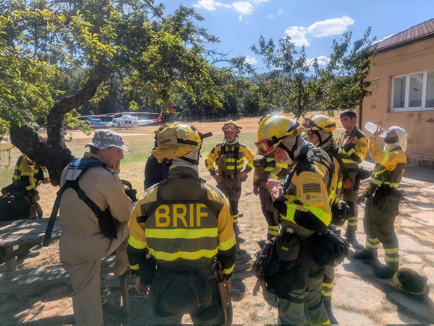 La brigada de incendios forestales antes de trabajar en el incendio.