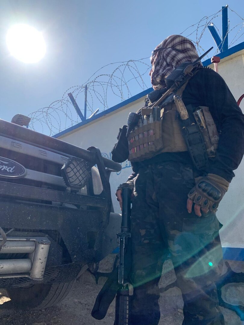 Un soldado talibán vigila la planta de agua de la provincia de Sorobi, Afganistán. Foto: Alfonso F. Reca